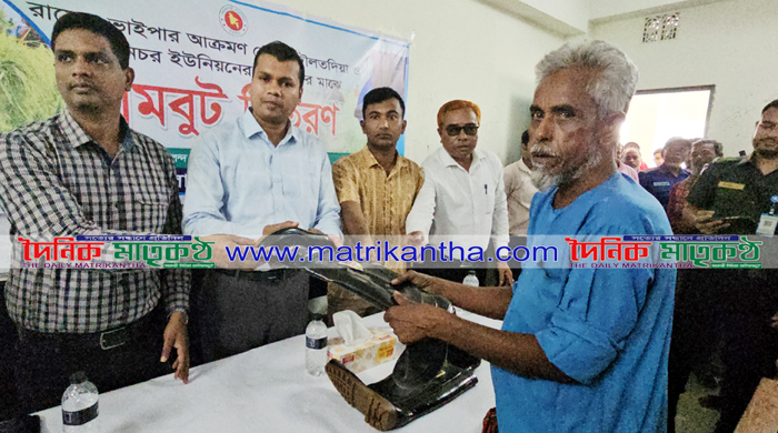 গোয়ালন্দের চরাঞ্চলে রাসেলস ভাইপার থেকে বাঁচতে কৃষকদেরকে গামবুট প্রদান